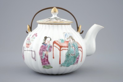 Een Chinese famille rose theepot met deksel, 19e eeuw